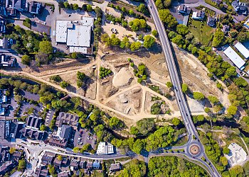 Im Mai 2022 ist am oberen linken Rand des Wiehlpark-Geländes der erste Abschnitt des neuen Zulaufs in den Teich zu erkennen; der Anschluss an die Wiehl folgt später. Der Baugrund fürs Seecafé ist fertig. Foto: Stadt Wiehl Im Mai 2022 ist am oberen linken Rand des Wiehlpark-Geländes der erste Abschnitt des neuen Zulaufs in den Teich zu erkennen; der Anschluss an die Wiehl folgt später. Der Baugrund fürs Seecafé ist fertig. Foto: Stadt Wiehl