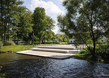 Die Flusstreppe im umgestalteten alten Kurpark erlaubt direkten Zugang zur Wiehl. Foto: studio grüngrau Landschaftsarchitektur Die Flusstreppe im umgestalteten alten Kurpark erlaubt direkten Zugang zur Wiehl. Foto: studio grüngrau Landschaftsarchitektur