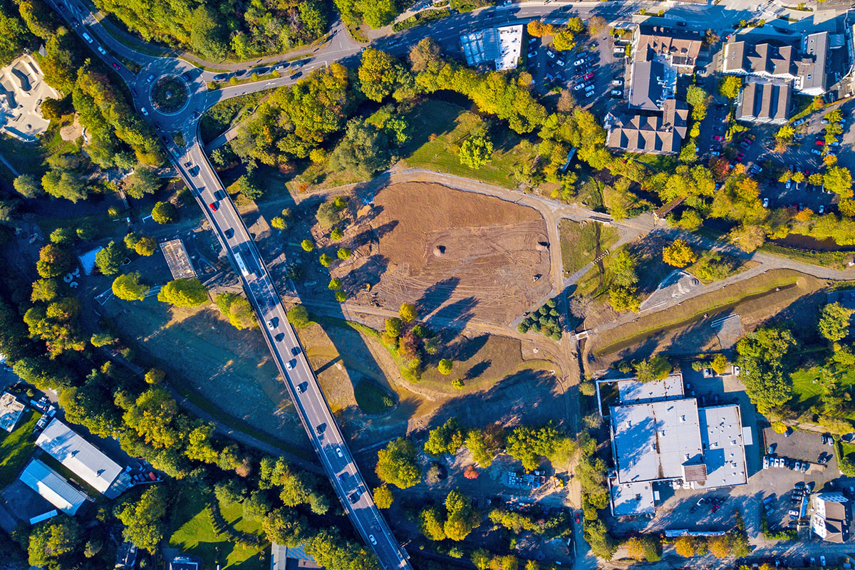 Die Drohnenaufnahme zeigt die Baustelle des Wiehlparks Ende September 2022. Foto: Stadt Wiehl