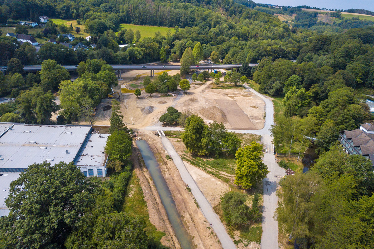 Ende Juli 22 der Blick aus Richtung Bahnhofstraße: Ein Teil des neuen Zulaufs zum See hat sich bereits mit Wasser gefüllt. Die großen Erdmieten sind verschwunden. Foto: Stadt Wiehl