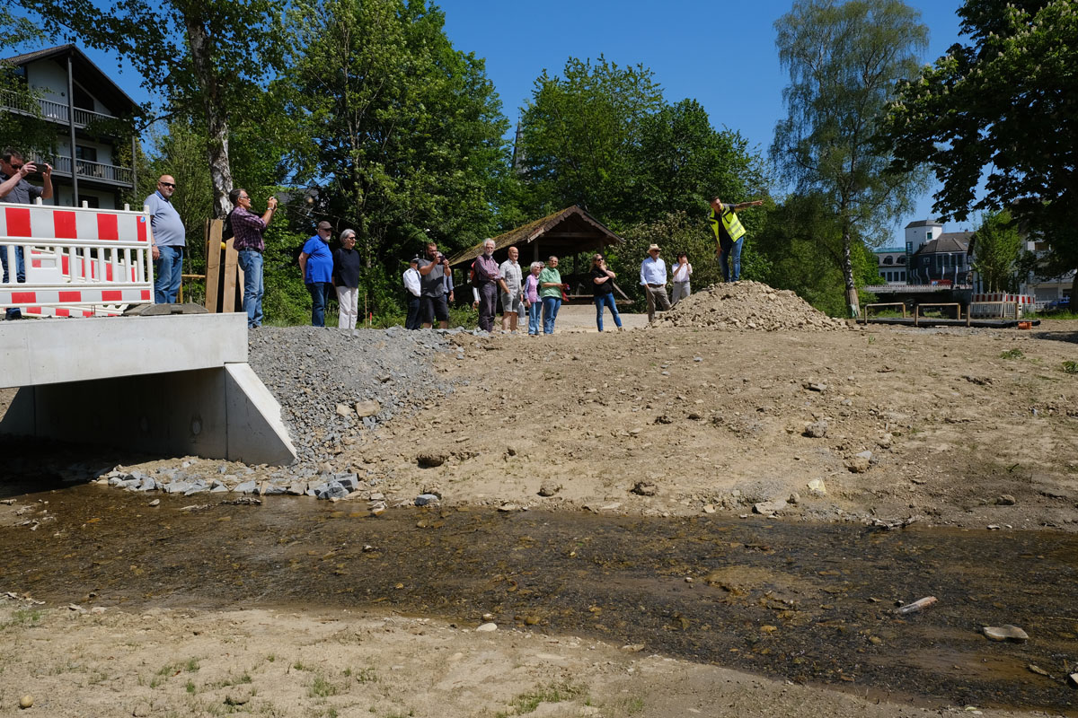 Viele Blicke zog auch der renaturierte Lauf des Mottelbachs durch den Park auf sich. Foto: Stadt Wiehl