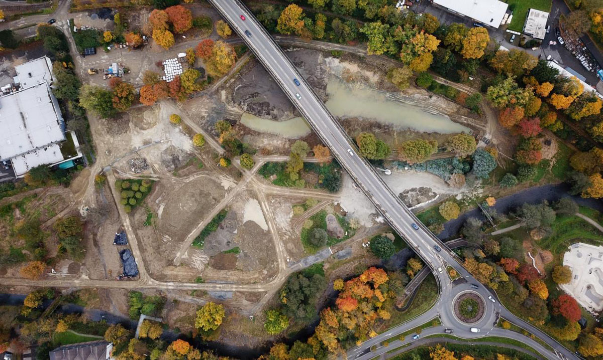 Die Luftaufnahme zeigt den Umfang der Erdarbeiten, die zur Umgestaltung des Wiehlpark notwendig sind. Drohnenfoto: Stadt Wiehl
