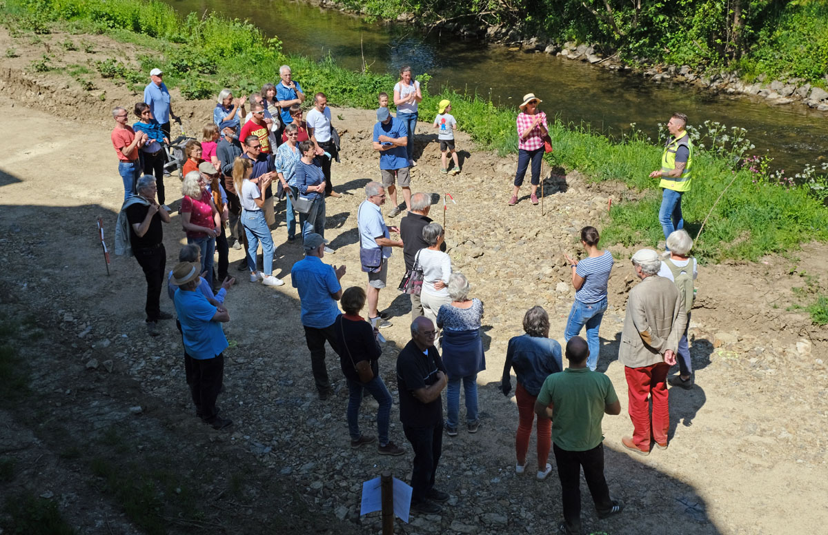Magnetwirkung entwickelten die Führungen über die Baustelle des Wiehlparks. Foto: Stadt Wiehl