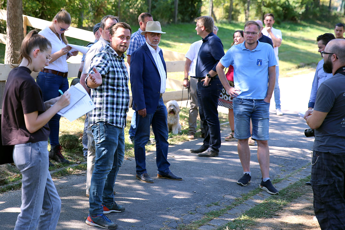 Felix Buchen, Leiter des städtischen Gartenteams, erläuterte Details der Planung. Foto: Christian Melzer