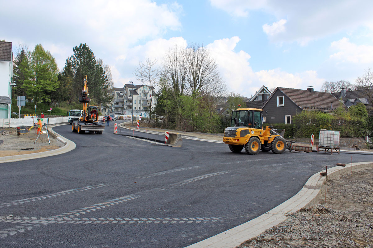 Bereits gut zu erkennen: Rechts mündet künftig die Hauptstraße auf die dann vorfahrtberechtigte Wülfgringhausener Straße.