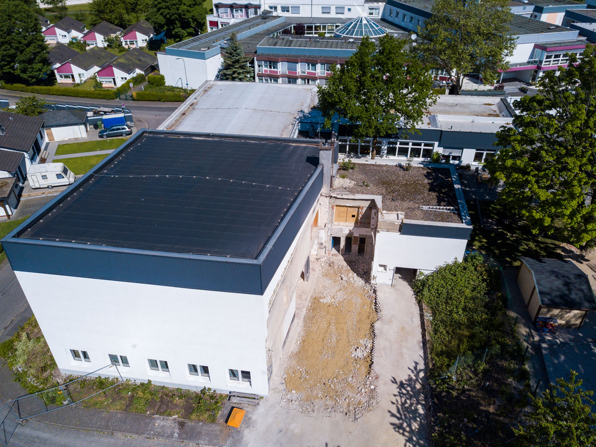 Am künftigen Stadtteilhaus Drabenderhöhe wurde der alte Eingangsbereich vollständig abgerissen. Foto: Stadt Wiehl