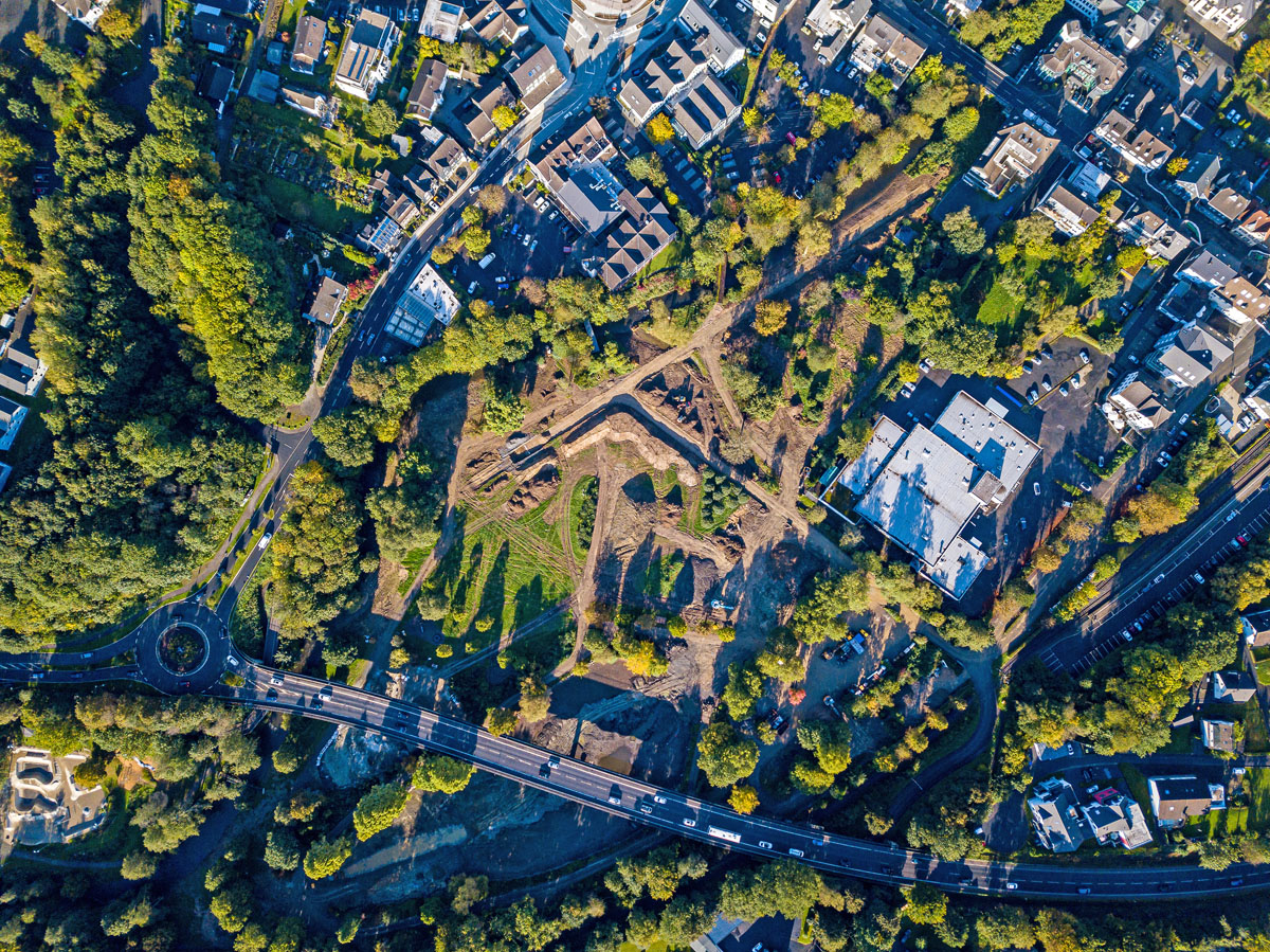 Die Drohnenaufnahme zeigt den Stand der Bauarbeiten am Wiehlpark Ende September 2021. Foto: Stadt Wiehl