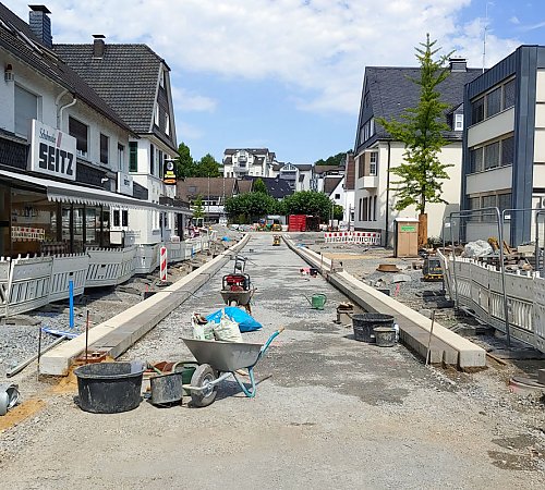 Der Abschnitt der Bahnhofstraße zwischen Brücke und Hauptstraße im Bau, August 2022. Foto: Stadt Wiehl