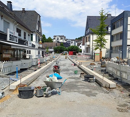 Der Abschnitt der Bahnhofstraße zwischen Brücke und Hauptstraße im Bau, August 2022. Foto: Stadt Wiehl Der Abschnitt der Bahnhofstraße zwischen Brücke und Hauptstraße im Bau, August 2022. Foto: Stadt Wiehl