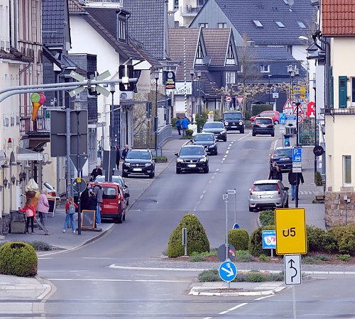 Derzeit bildet die Bahnhofstraße eine viel befahrene innerstädtische Nord-Süd-Verbindung. Foto: Stadt Wiehl Derzeit bildet die Bahnhofstraße eine viel befahrene innerstädtische Nord-Süd-Verbindung. Foto: Stadt Wiehl