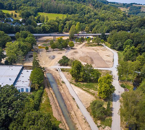 Ende Juli 22 der Blick aus Richtung Bahnhofstraße: Ein Teil des neuen Zulaufs zum See hat sich bereits mit Wasser gefüllt. Die großen Erdmieten sind verschwunden. Foto: Stadt Wiehl Ende Juli 22 der Blick aus Richtung Bahnhofstraße: Ein Teil des neuen Zulaufs zum See hat sich bereits mit Wasser gefüllt. Die großen Erdmieten sind verschwunden. Foto: Stadt Wiehl