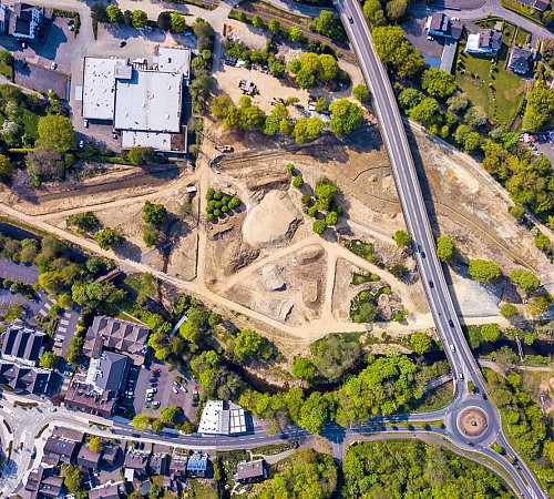 Im Mai 2022 ist am oberen linken Rand des Wiehlpark-Geländes der erste Abschnitt des neuen Zulaufs in den Teich zu erkennen; der Anschluss an die Wiehl folgt später. Der Baugrund fürs Seecafé ist fertig. Foto: Stadt Wiehl Im Mai 2022 ist am oberen linken Rand des Wiehlpark-Geländes der erste Abschnitt des neuen Zulaufs in den Teich zu erkennen; der Anschluss an die Wiehl folgt später. Der Baugrund fürs Seecafé ist fertig. Foto: Stadt Wiehl
