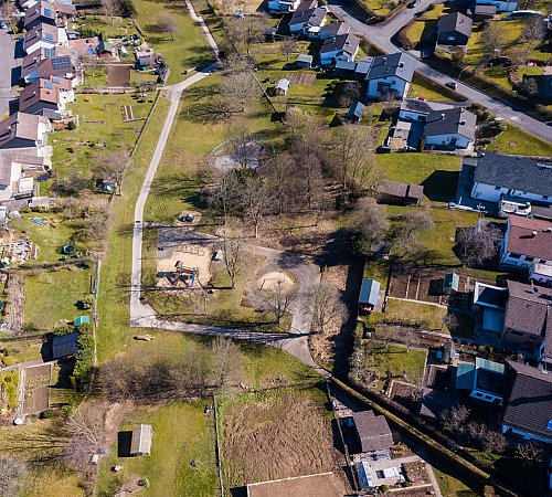 Der auf dem Drohnenfoto zu erkennende Spielbereich erfährt eine komplette Neugestaltung. Foto: Stadt Wiehl