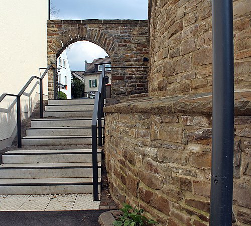Ebenfalls neu gestaltet: der Durchgang zum Kurpark zwischen historischem Rathaus und evangelischer Kirche. Ebenfalls neu gestaltet: der Durchgang zum Kurpark zwischen historischem Rathaus und evangelischer Kirche.