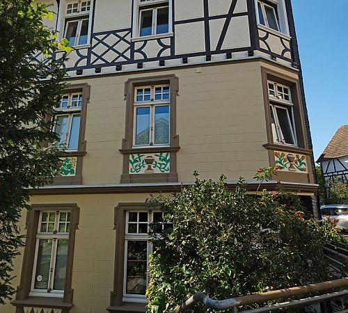 In neuem Glanz erstrahlt die Fassade dieses Hauses an der Hauptstraße, gefördert durch das Fassaden- und Hofprogramm.