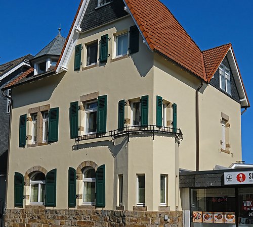 Mit Hilfe des Fassaden- und Hofprogramms wurde dieses Haus an der Bahnhofstraße erneuert.
