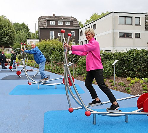 Wurden gleich bei der Eröffnung ausprobiert: die neuen Fitnessgeräte im alten Kurpark. Foto: Christian Melzer Wurden gleich bei der Eröffnung ausprobiert: die neuen Fitnessgeräte im alten Kurpark. Foto: Christian Melzer
