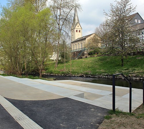 Dem Fluss ganz nah – mit Hilfe der Flusstreppe im alten Kurpark. Dem Fluss ganz nah – mit Hilfe der Flusstreppe im alten Kurpark.