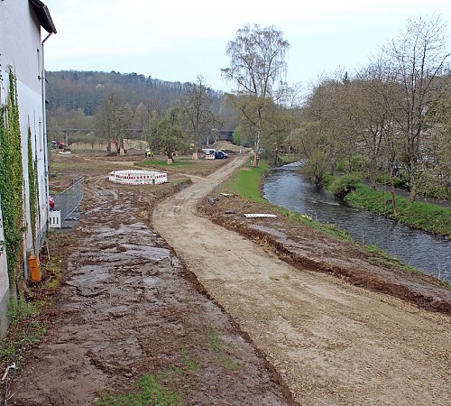 Stand April 2022: Zu erkennen ist der Hauptweg zur Bahnhofstraße, der dort mit einer Treppe angebunden wird. Kurz hinter der Stelle, wo der Weg einen Knick macht, entsteht der neue Zulauf aus der Wiehl zum Teich. Foto: Stadt Wiehl Stand April 2022: Zu erkennen ist der Hauptweg zur Bahnhofstraße, der dort mit einer Treppe angebunden wird. Kurz hinter der Stelle, wo der Weg einen Knick macht, entsteht der neue Zulauf aus der Wiehl zum Teich. Foto: Stadt Wiehl