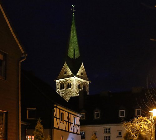 Bei einer Beleuchtungsprobe lichttechnisch in Szene gesetzt: der Turm der evangelischen Kirche. Foto: Christian Melzer