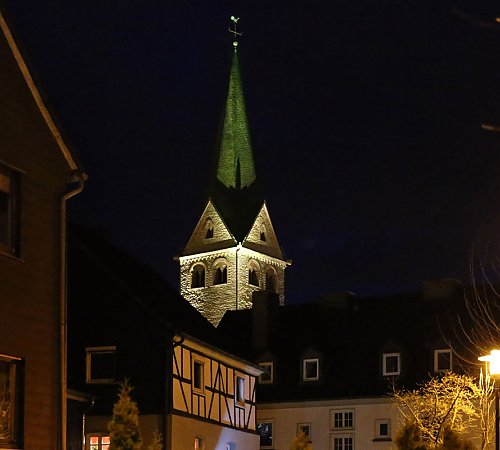 Bei einer Beleuchtungsprobe lichttechnisch in Szene gesetzt: der Turm der evangelischen Kirche. Foto: Christian Melzer Bei einer Beleuchtungsprobe lichttechnisch in Szene gesetzt: der Turm der evangelischen Kirche. Foto: Christian Melzer
