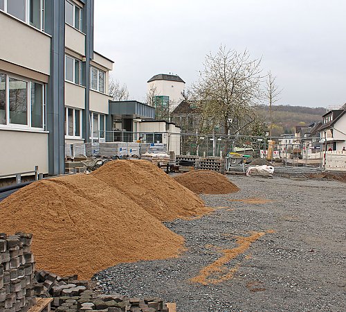 Im Zuge des Umbaus der Bahnhofstraße wird auch der Platz vor dem Rathaus-Neubau umgestaltet – hier der Stand im April 2022. Foto: Stadt Wiehl Im Zuge des Umbaus der Bahnhofstraße wird auch der Platz vor dem Rathaus-Neubau umgestaltet – hier der Stand im April 2022. Foto: Stadt Wiehl
