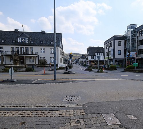 Blick auf historisches Rathaus und die Einmündung der Bahnhofstraße auf die Hauptstraße – Stand vor Baubeginn. Foto: Stadt Wiehl Blick auf historisches Rathaus und die Einmündung der Bahnhofstraße auf die Hauptstraße – Stand vor Baubeginn. Foto: Stadt Wiehl