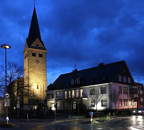 Auch das Rathaus wurde probeweise mit Licht verzaubert. Foto: Christian Melzer Auch das Rathaus wurde probeweise mit Licht verzaubert. Foto: Christian Melzer