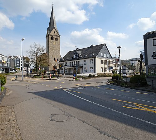 So zeigte sich der Bereich rund ums Rathaus vor Beginn der Arbeiten. Foto: Stadt Wiehl So zeigte sich der Bereich rund ums Rathaus vor Beginn der Arbeiten. Foto: Stadt Wiehl