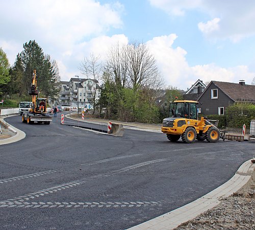 Bereits gut zu erkennen: Rechts mündet künftig die Hauptstraße auf die dann vorfahrtberechtigte Wülfgringhausener Straße. Bereits gut zu erkennen: Rechts mündet künftig die Hauptstraße auf die dann vorfahrtberechtigte Wülfgringhausener Straße.