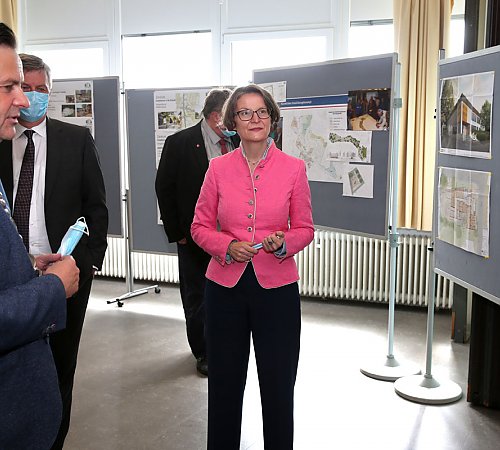 Bürgermeister Ulrich Stücker erläuterte NRW-Bauministerin Ina Scharrenbach die Pläne fürs Stadtteilhaus Drabenderhöhe. Foto: Christian Melzer