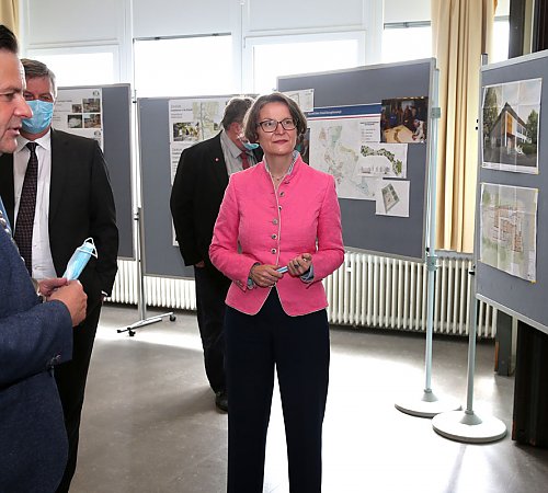 Bürgermeister Ulrich Stücker erläuterte NRW-Bauministerin Ina Scharrenbach die Pläne fürs Stadtteilhaus Drabenderhöhe. Foto: Christian Melzer Bürgermeister Ulrich Stücker erläuterte NRW-Bauministerin Ina Scharrenbach die Pläne fürs Stadtteilhaus Drabenderhöhe. Foto: Christian Melzer