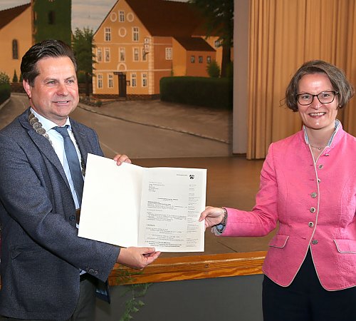 Den Zuwendungsbescheid über 3,84 Millionen Euro übergab Ministerin Scharrenbach vor Ort an Bürgermeister Stücker. Foto: Christian Melzer Den Zuwendungsbescheid über 3,84 Millionen Euro übergab Ministerin Scharrenbach vor Ort an Bürgermeister Stücker. Foto: Christian Melzer