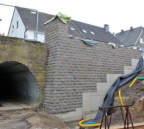 An die neu erstellte Mauer schließt sich künftig die neue Treppe zwischen der Wiehl und dem Haupteingang des Rathauses an. Foto: Stadt Wiehl An die neu erstellte Mauer schließt sich künftig die neue Treppe zwischen der Wiehl und dem Haupteingang des Rathauses an. Foto: Stadt Wiehl